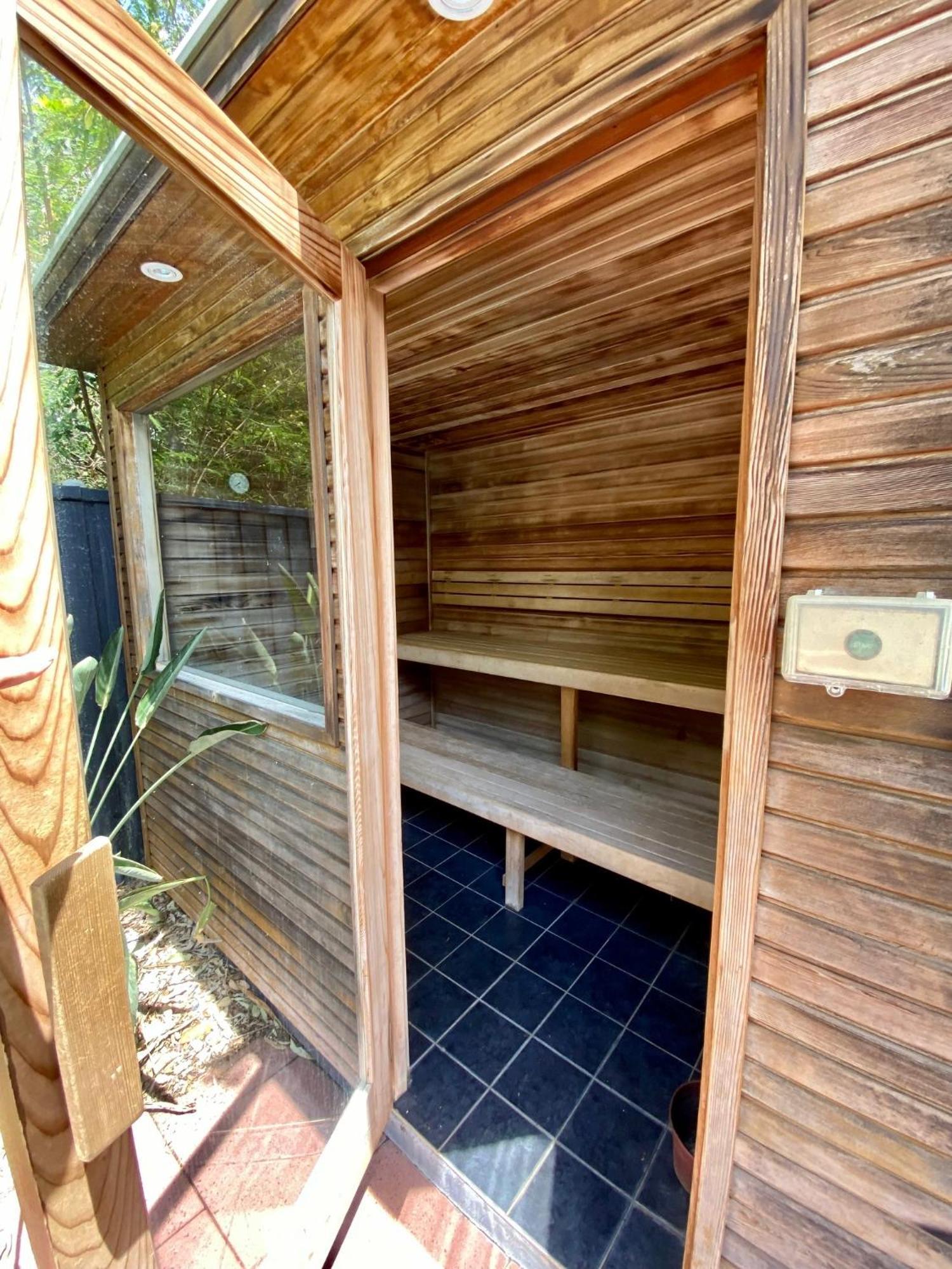 Вілла Quarterdecks Retreat Urangan Екстер'єр фото