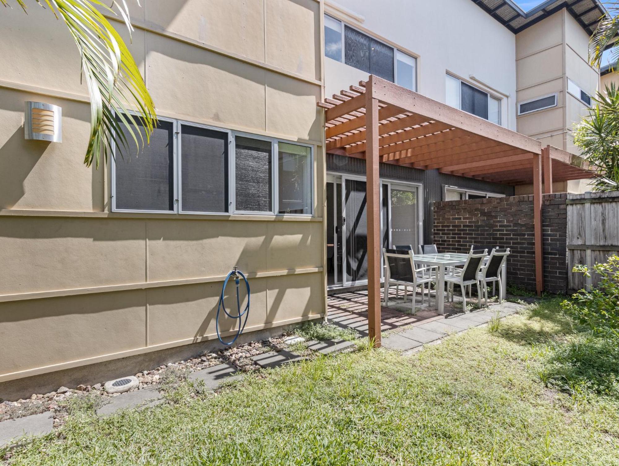 Вілла Quarterdecks Retreat Urangan Екстер'єр фото